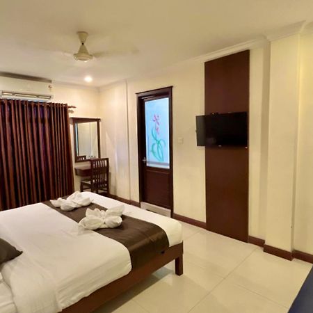 Hotel Pearl Palace Kochi Exterior photo