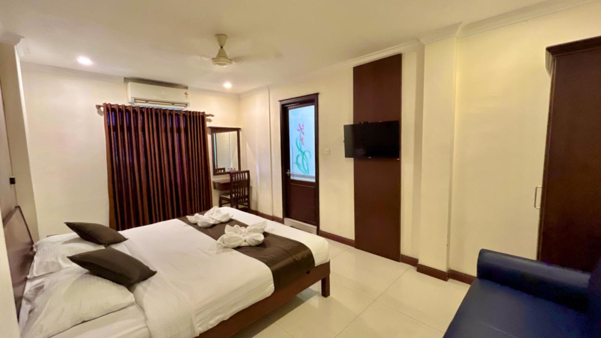 Hotel Pearl Palace Kochi Exterior photo
