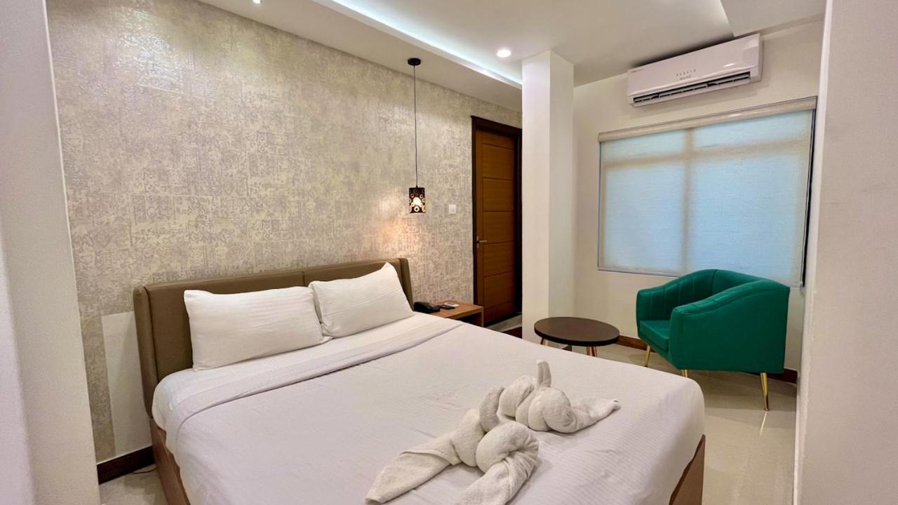 Hotel Pearl Palace Kochi Exterior photo